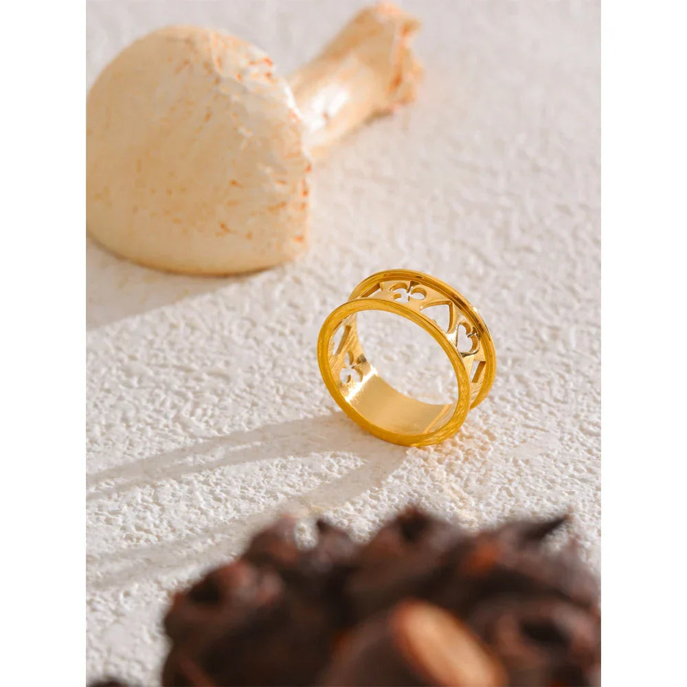 Wynn Hollow Poker Suits Card Gold Ring