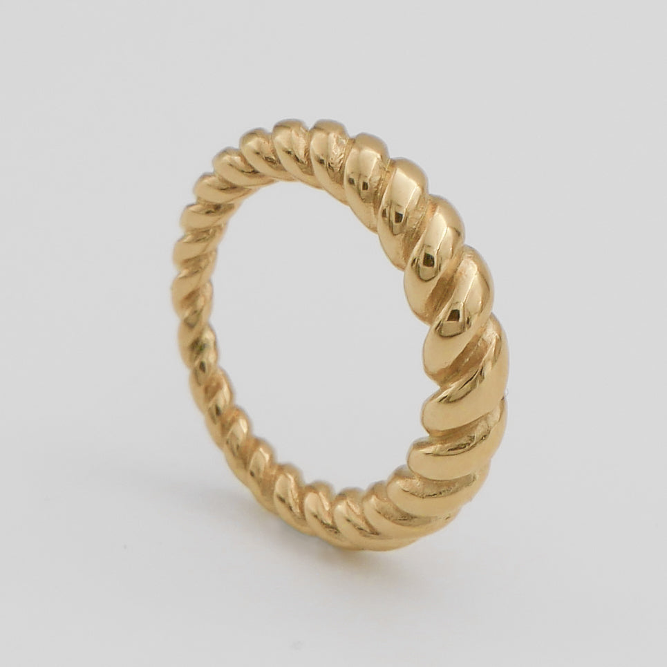 Lia Twisted Ring